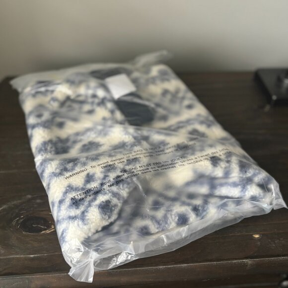 NWT Victoria's secret cozy plush weekender bag - Picture 6 of 9